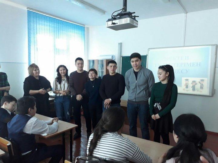 Мектеп бітірген түлектредің жоғары сыныптармен кездесуі