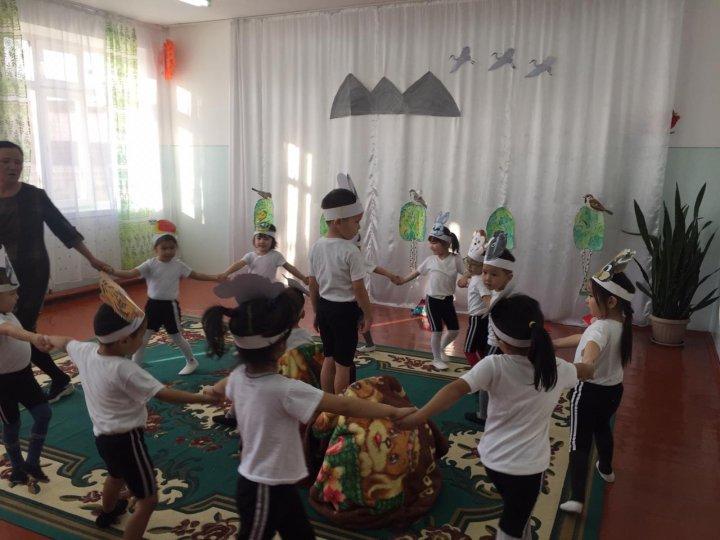 Мектеп жанындағы "Бүлдіршіндер" шағын орталығындағы "Жыл басына таласқан хайуанаттар" ертегісі қойылымы